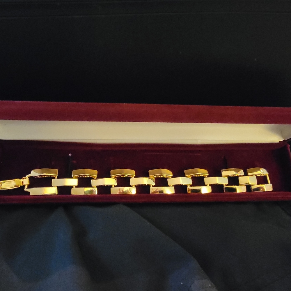 Lovely Jacqueline Kennedy gold plated pyramid bracelet.